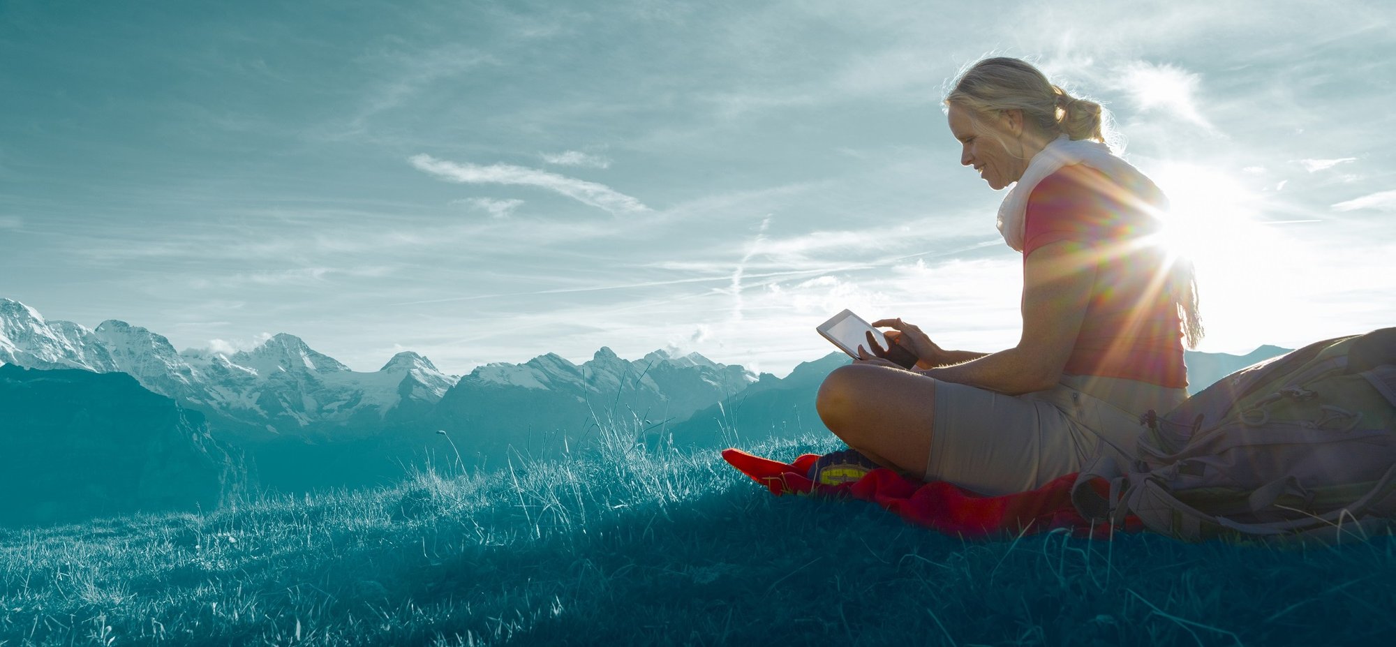 Donna con tablet in montagna, soluzioni e-commerce Svizzera