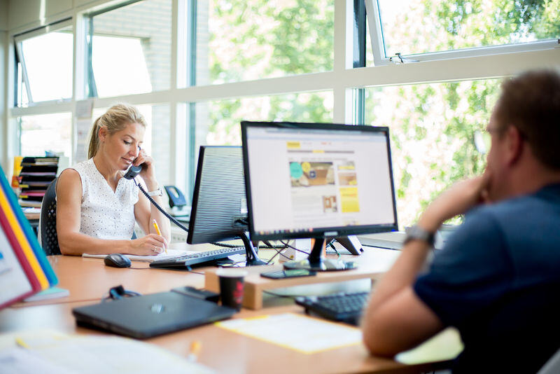 Operatori al lavoro nella gestione del marketing postale.